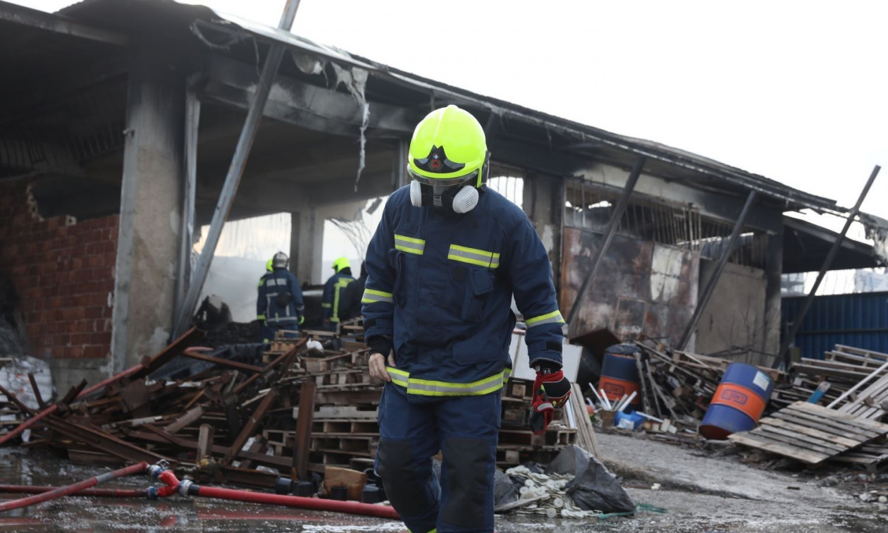 Μενίδι: Σε εξέλιξη η φωτιά στο εργοστάσιο πλαστικών – Πού κατευθύνεται ο τοξικός καπνός