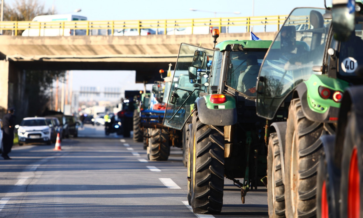 Θεσσαλονίκη: Απομακρύνθηκαν τα τρακτέρ από το μπλόκο στα Πράσινα Φανάρια - Βίντεο