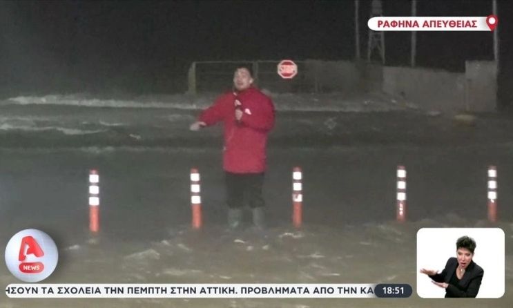 Ραφήνα: Ρεπόρτερ συνεχίζει ακάθεκτος ενώ τον «χτυπάει» το κύμα