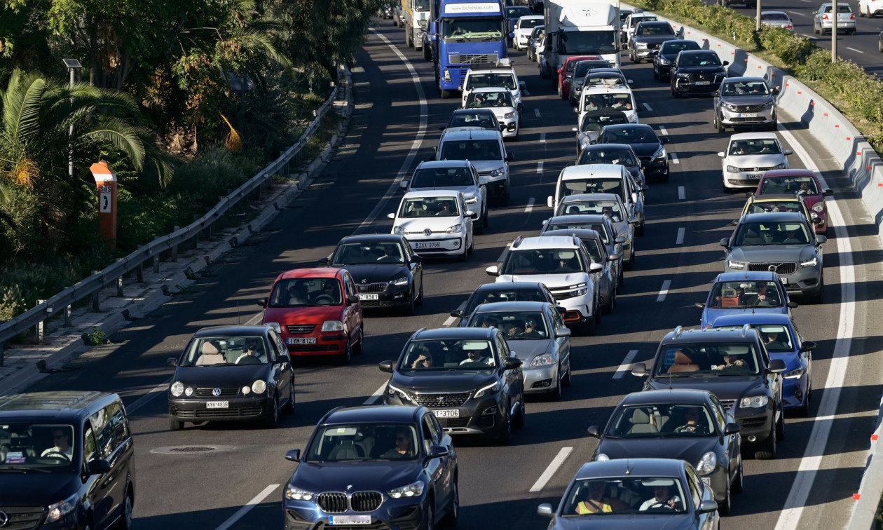 Αττική Οδός: Καθυστερήσεις άνω των 30' λόγω ακινητοποιημένου φορτηγού στο ύψος Κηφισίας
