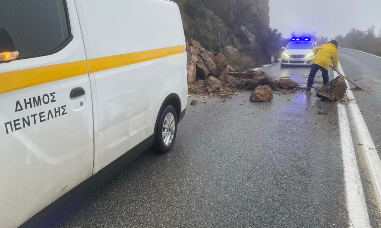 Πεντέλη: Κατολίσθηση σε περιμετρικό δρόμο - Έπεσαν βράχια στο οδόστρωμα