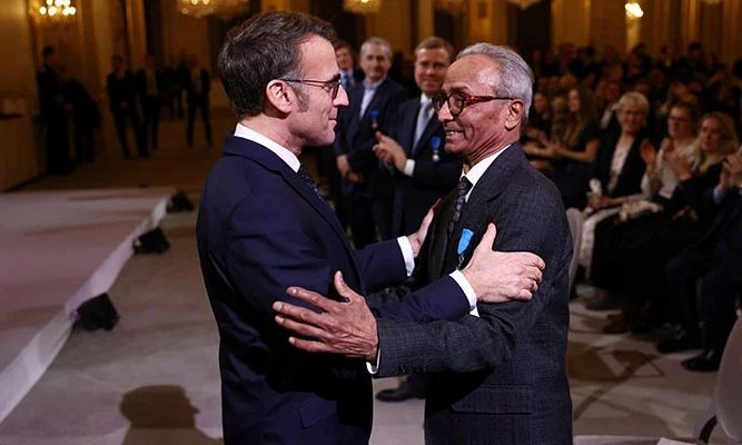 Γαλλία: Ο τελευταίος εφημεριδοπώλης του Παρισιού τιμήθηκε με το παράσημο του Ιππότη - Δείτε βίντεο