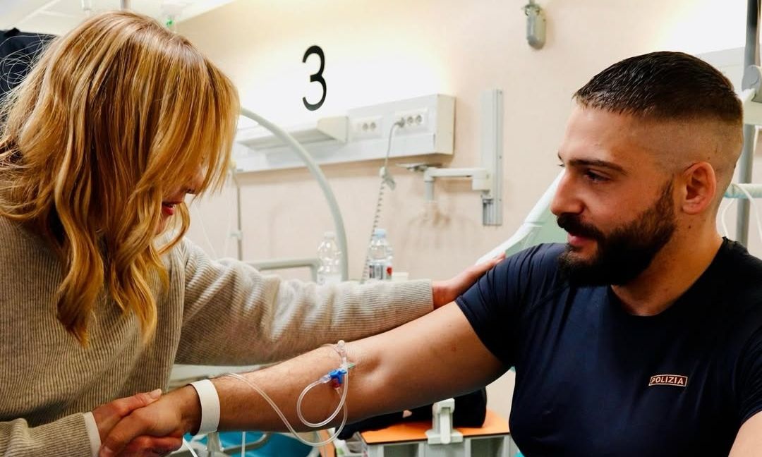 Τορίνο: Η Μελόνι επισκέφτηκε τον αστυνομικό που δέχτηκε επίθεση με σφυριά