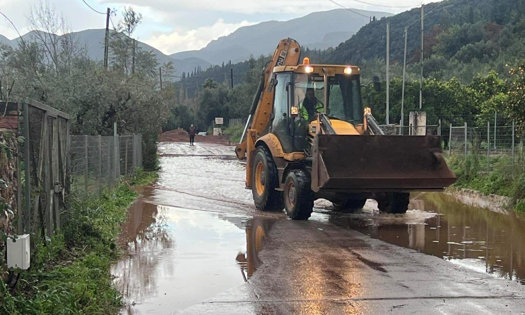 Μεσσηνία: Κατολίσθηση διακόπτει την κυκλοφορία στον δρόμο Πήδημα - Αρφαρά λόγω κακοκαιρίας