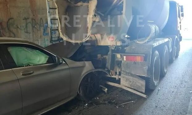 Τροχαίο στο Ηράκλειο: Αυτοκίνητο εξετράπη της πορείας του και έπεσε πάνω σε φορτηγό - Δείτε βίντεο