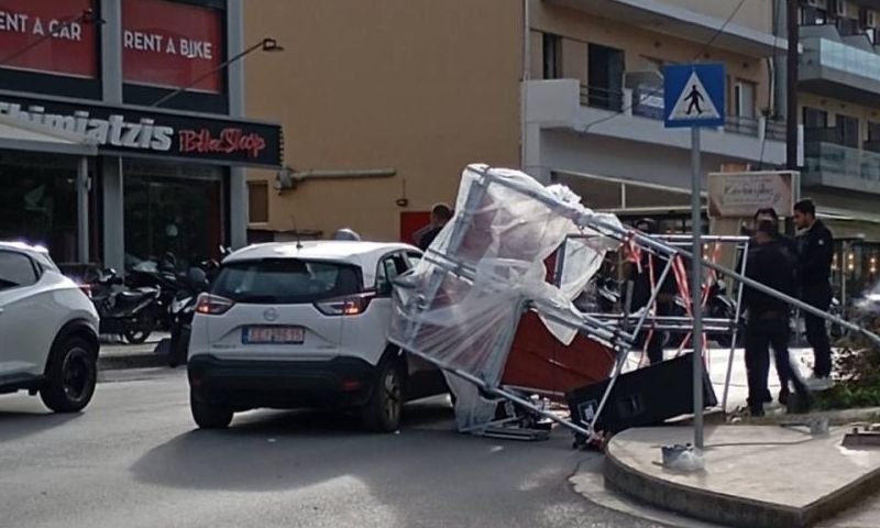 Ρέθυμνο: Μεταλλική σκαλωσιά έπεσε επάνω σε διερχόμενο όχημα