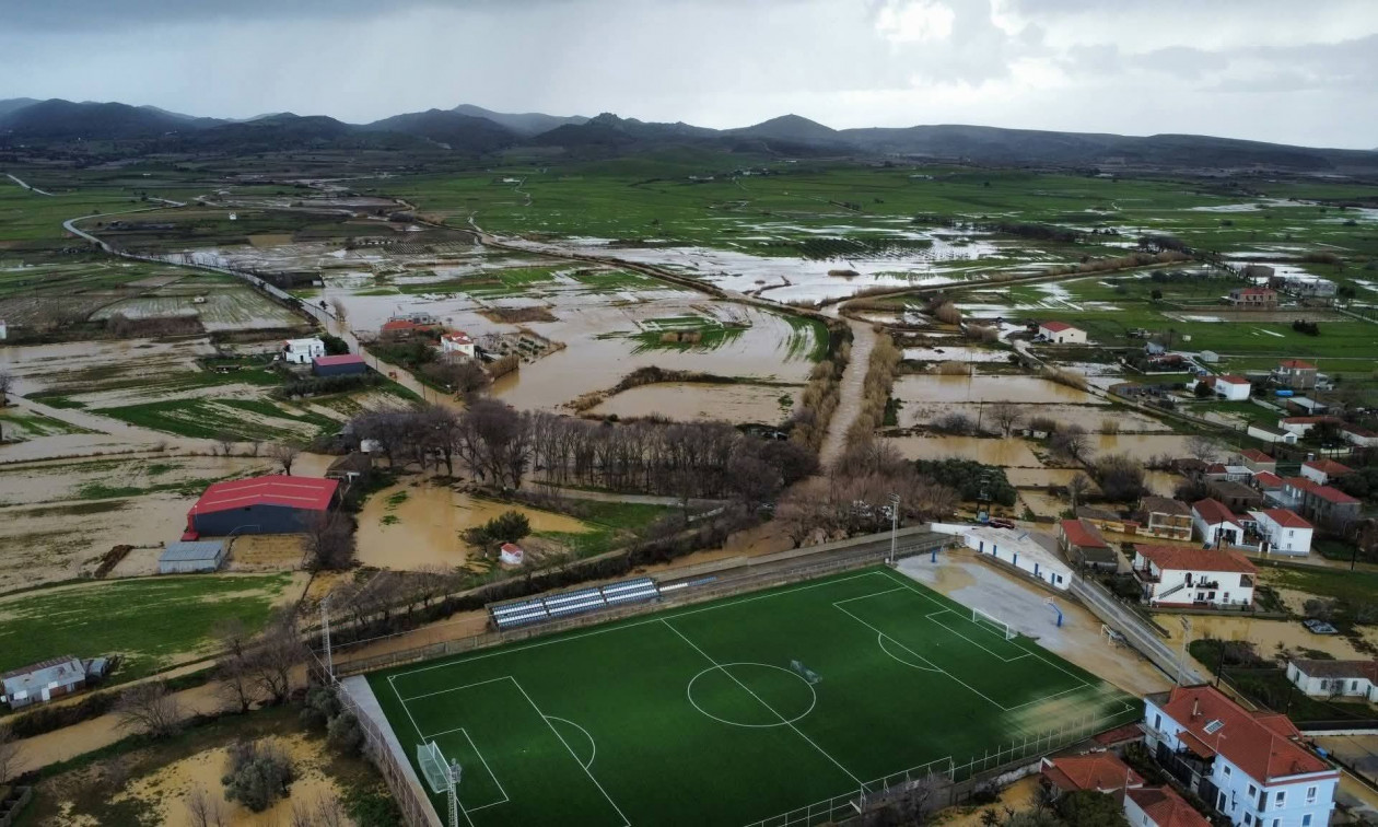 «Πνίγηκε» στη λάσπη η Λήμνος: Πλημμύρισαν σπίτια και καταστήματα - Δεκάδες κλήσεις στην Πυροσβεστική