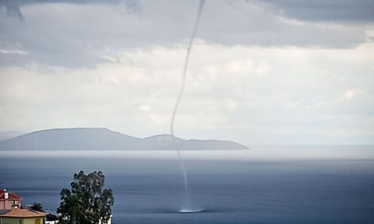 Σπάνιο φαινόμενο: Υδροστρόβιλος σχηματίστηκε πάνω από τη Ραφήνα - Βίντεο