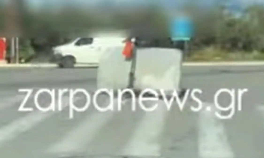 Κρήτη: Μετέφερε στρώμα με πατίνι στους δρόμους των Χανίων