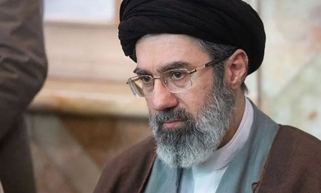 Ιράν: «Σώος και αβλαβής» ο Μοτζτάμπα Χαμενεΐ - Τραυματισμένος στα πόδια, λένε οι New York Times