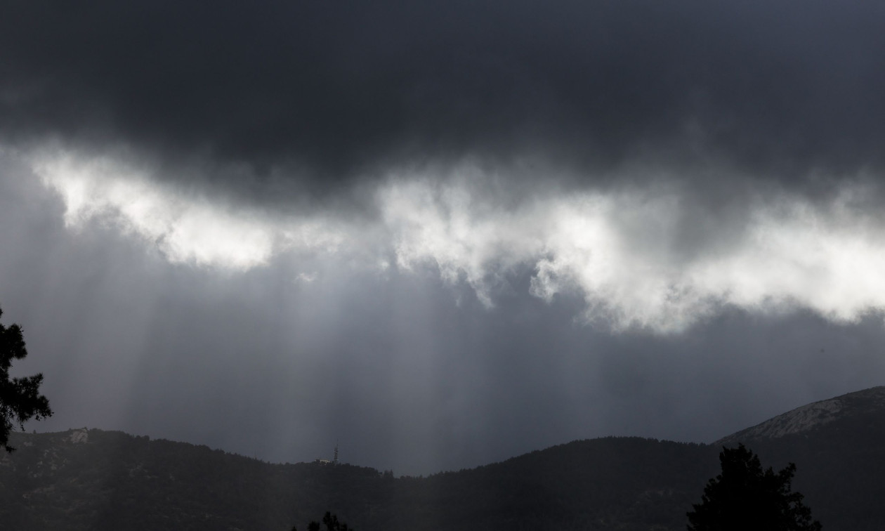 Καιρός: Συννεφιά και ψύχρα σήμερα Μεγάλη Παρασκευή - Τι ώρα θα βρέξει σήμερα στην Αττική