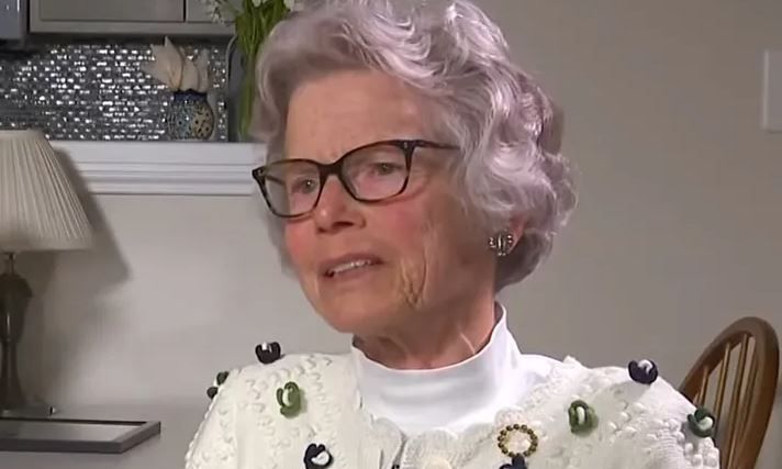 Γυναίκα που πάλεψε τον καρκίνο στέλνει κρυφά λουλούδια σε καρκινοπαθείς για πάνω από μία δεκαετία