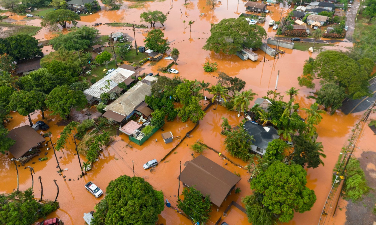 Έρευνα: Οι καύσωνες, οι πλημμύρες και οι πυρκαγιές απειλούν τη δημοκρατία