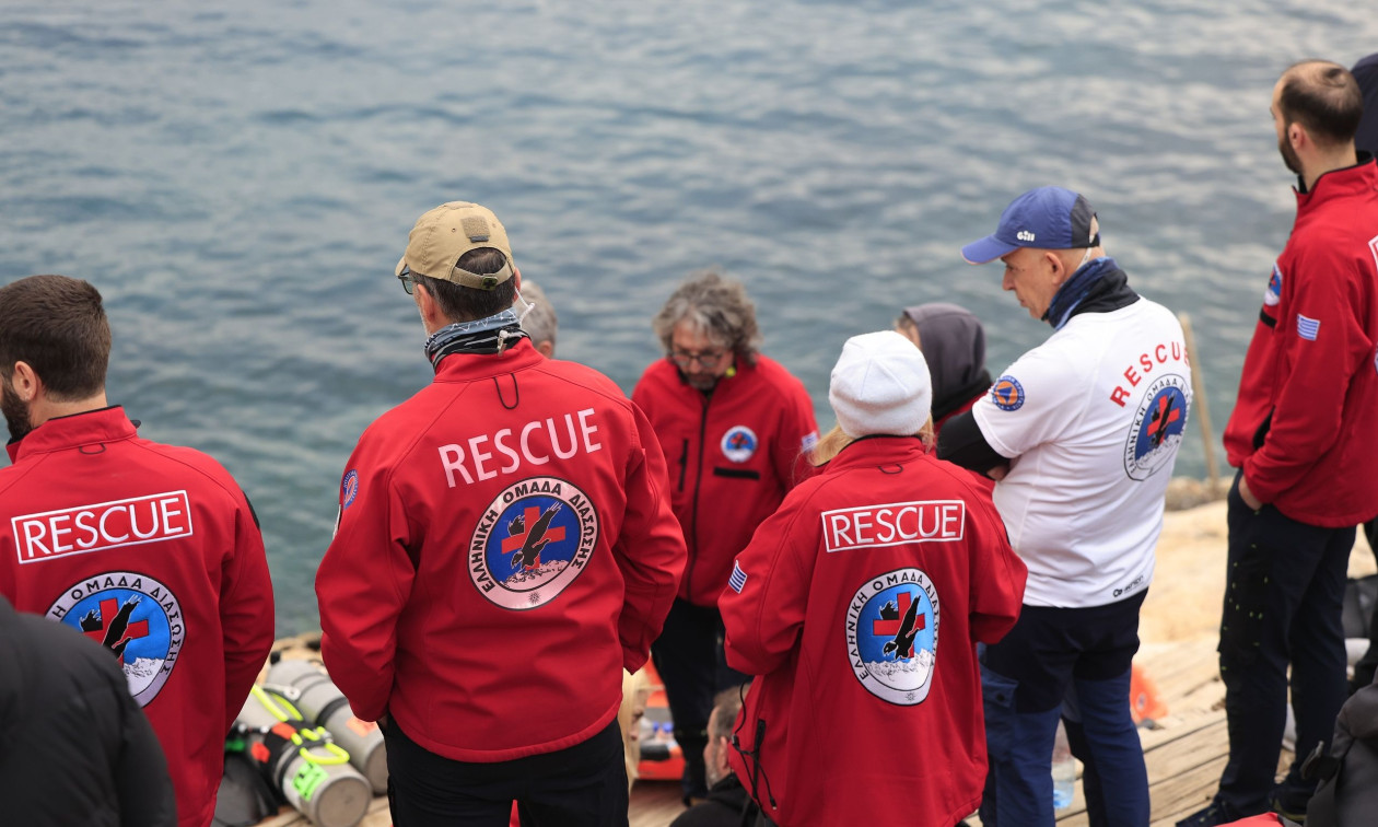 Λιμανάκια Βουλιαγμένης: Βρέθηκαν βατραχοπέδιλα και φιάλη οξυγόνου - Εξετάζεται αν είναι του 34χρονου
