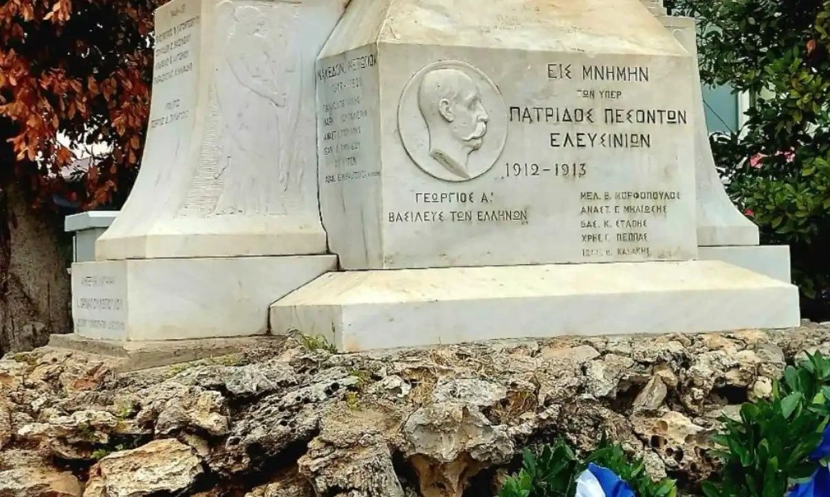 Ελευσίνα: Τη στιγμή της κατάθεσης στεφάνων ακούστηκε ο ύμνος της χούντας