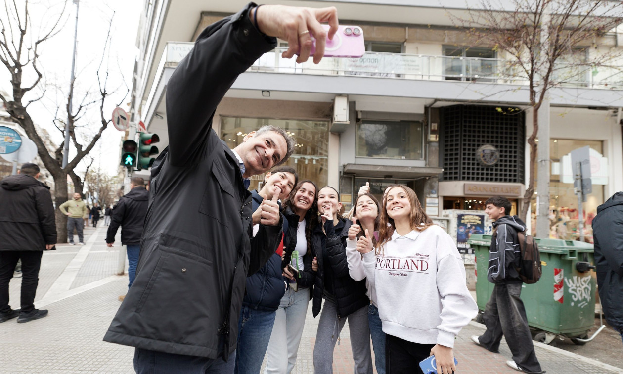 Μητσοτάκης: Βίντεο από την Θεσσαλονίκη με selfies, μαθητές από την Αθήνα και πρασόπιτα