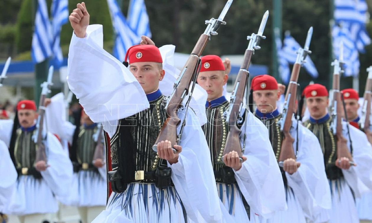 Σταθερός ρυθμός, άψογος βηματισμός – Συγκίνηση για τους Εύζωνες στην παρέλαση της 25ης Μαρτίου