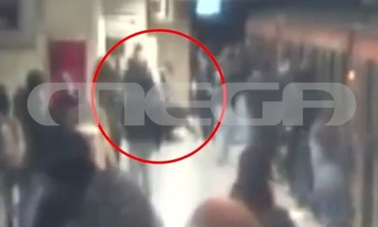 Μοναστηράκι: Συμμορία επιτέθηκε σε 20χρονο γαι να του κλέψουν την αλυσίδα - Βίντεο ντοκουμέντο