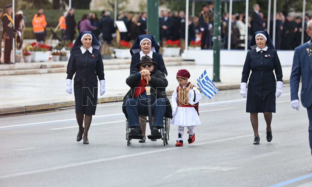 25η Μαρτίου: LIVE η στρατιωτική παρέλαση στην Αθήνα – Χιλιάδες κόσμος στο Σύνταγμα