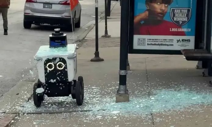 Βίντεο: Ρομπότ – ταραξίας προκαλεί ζημιές σε στάση λεωφορείου στο Σικάγο