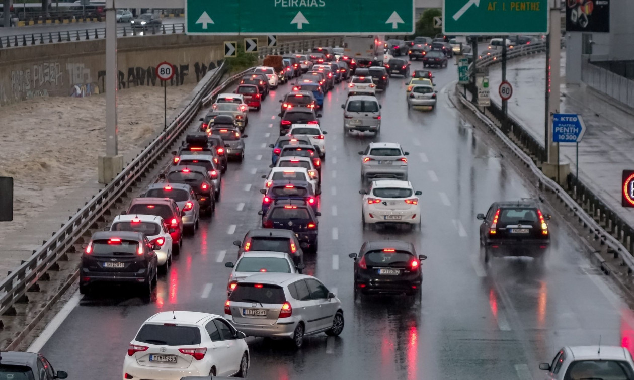 Κίνηση τώρα: Ώρα αιχμής και βροχή έχουν προκαλέσει «έμφραγμα» στους δρόμους