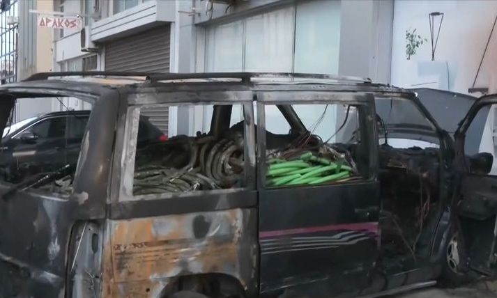 Αναστάτωση στο Περιστέρι: Πυρκαγιά σε βαν με εύφλεκτα υλικά αναζωπυρώθηκε όταν έφυγε η Πυροσβεστική