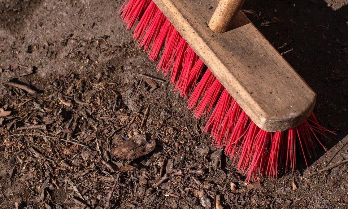 Γιατί «δεν κάνει» να σκουπίζεις τη Μεγάλη Εβδομάδα: Οι δοξασίες των Καθολικών