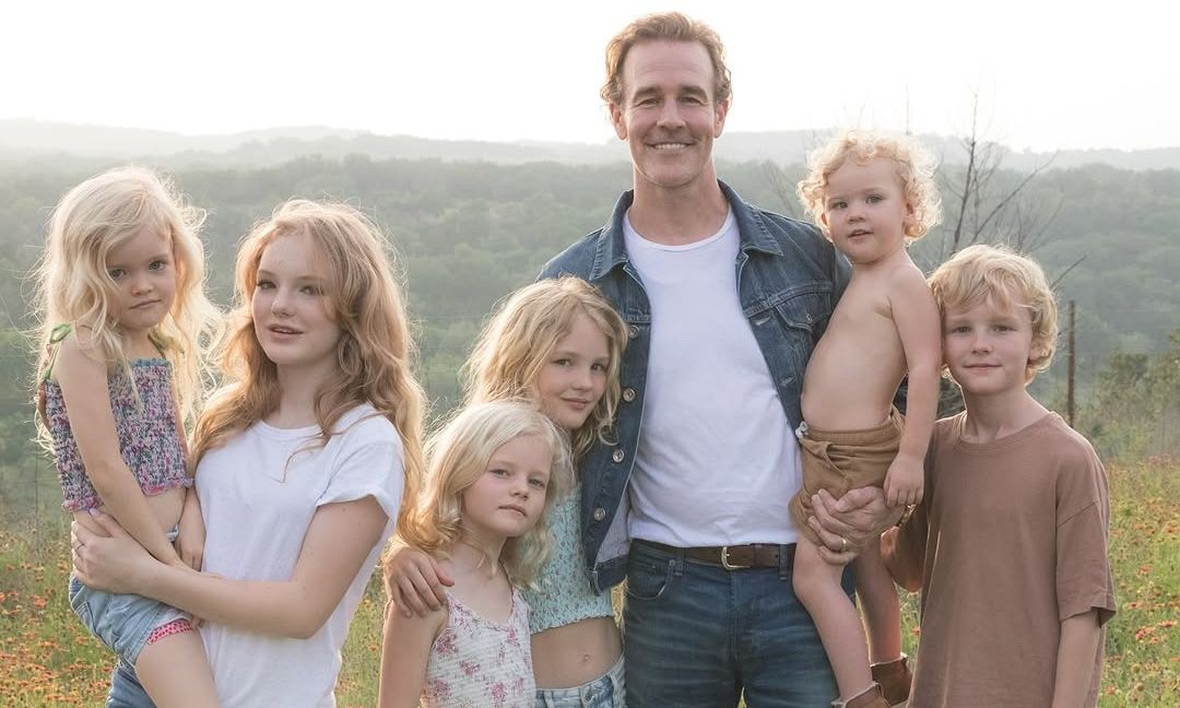 Συγκινεί η σύζυγος του James Van Der Beek 45 ημέρες μετά τον θάνατό του - «Μου λείπεις αγάπη μου»