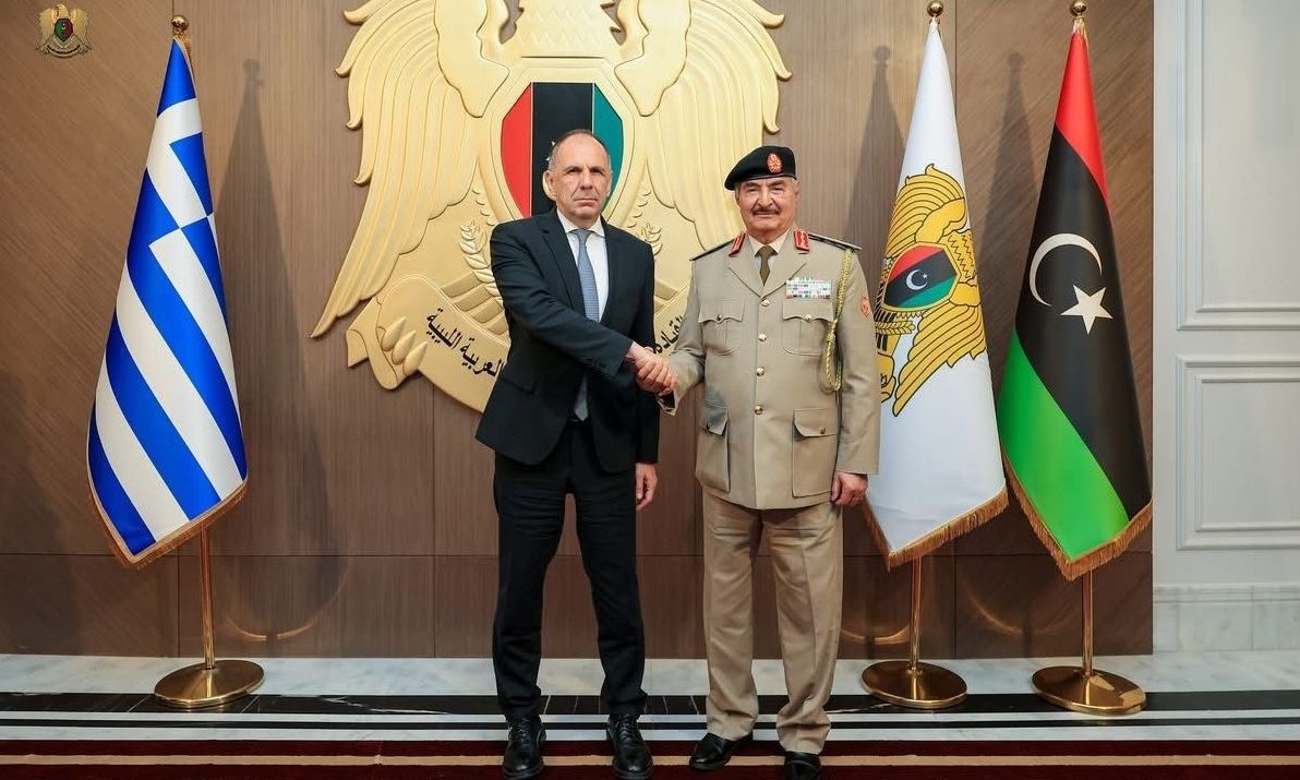 Συνάντηση Γεραπετρίτη με τον στρατάρχη Χαφτάρ στη Βεγγάζη – Στο επίκεντρο μεταναστευτικό και ΑΟΖ