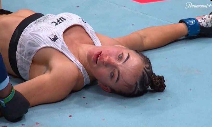 Η σοκαριστική στιγμή του πιο βίαιου νοκ-άουτ που άφησε την αθλήτρια να πνίγεται