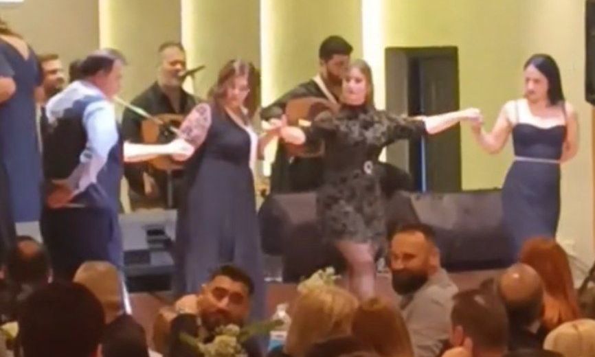 Ρέθυμνο: Ο χορός του πατέρα με τη νύφη που συγκίνησε