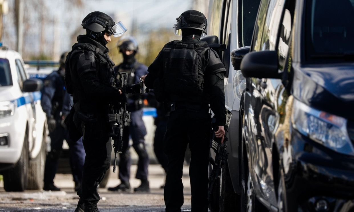 Αστυνομικές επιχειρήσεις σε οικισμούς σε Ίλιον, Ασπρόπυργο, Αχαρνές και Ελευσίνα