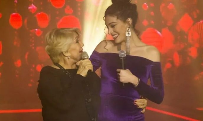 Μαρινέλλα: Το συγκινητικό βίντεο που κοιμίζει την κόρη της Ήβης Αδάμου στην αγκαλιά της