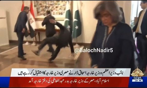 Αμήχανη στιγμή: Η τούμπα του Πακιστανού υπουργού Εξωτερικών σε κρίσιμη διπλωματική συνάντηση