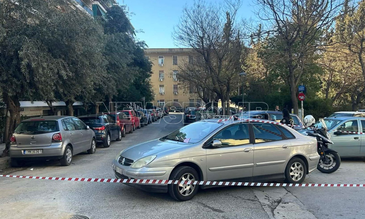 Οδηγός εγκατέλειψε το όχημα του στη μέση του δρόμου έξω από το νοσοκομείο «Ερυθρός Σταυρός» - Φώτο