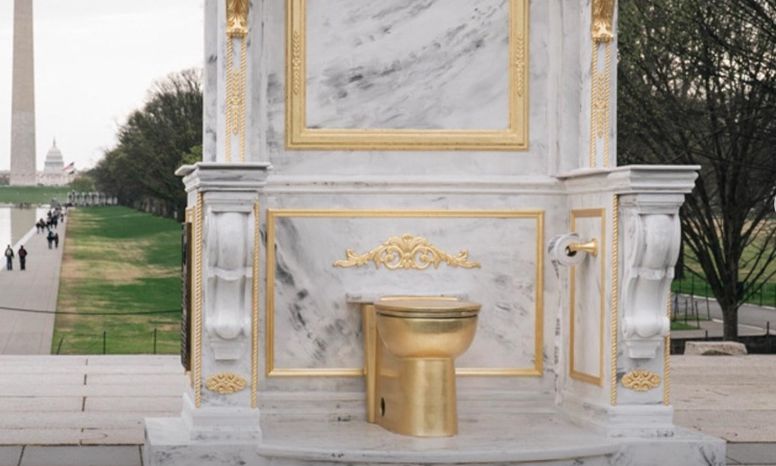 «Ένας θρόνος κατάλληλος για βασιλιά» - Έφτιαξαν γλυπτό τουαλέτας έξω από τον Λευκό Οίκο