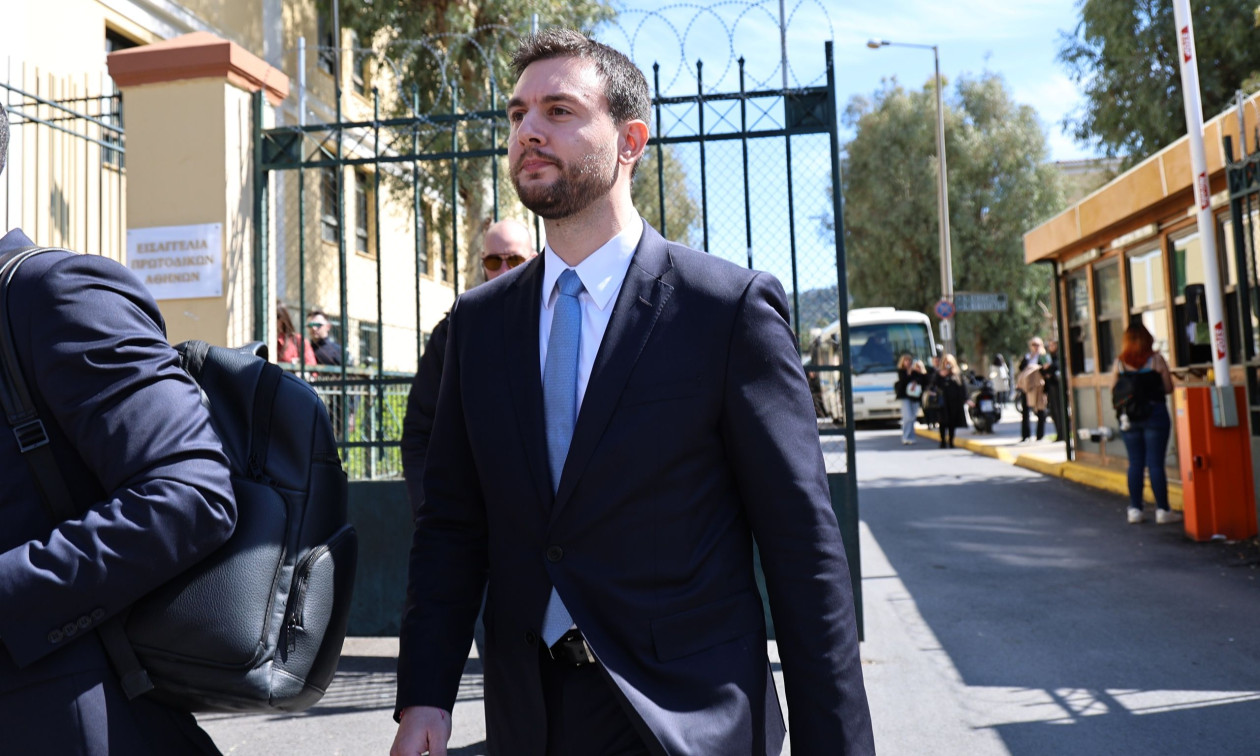 Ένοχος ο Φλώρος: Του επιβλήθηκε ποινή τεσσάρων ετών για τον ξυλοδαρμό Γραμμένου μέσα στη Βουλή