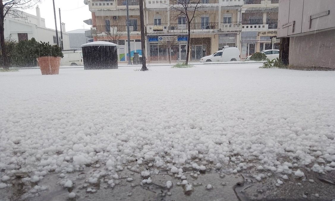 Κακοκαιρία Erminio: Στα λευκά «ντύθηκε» από το χαλάζι ο Πολύγυρος Χαλκιδικής