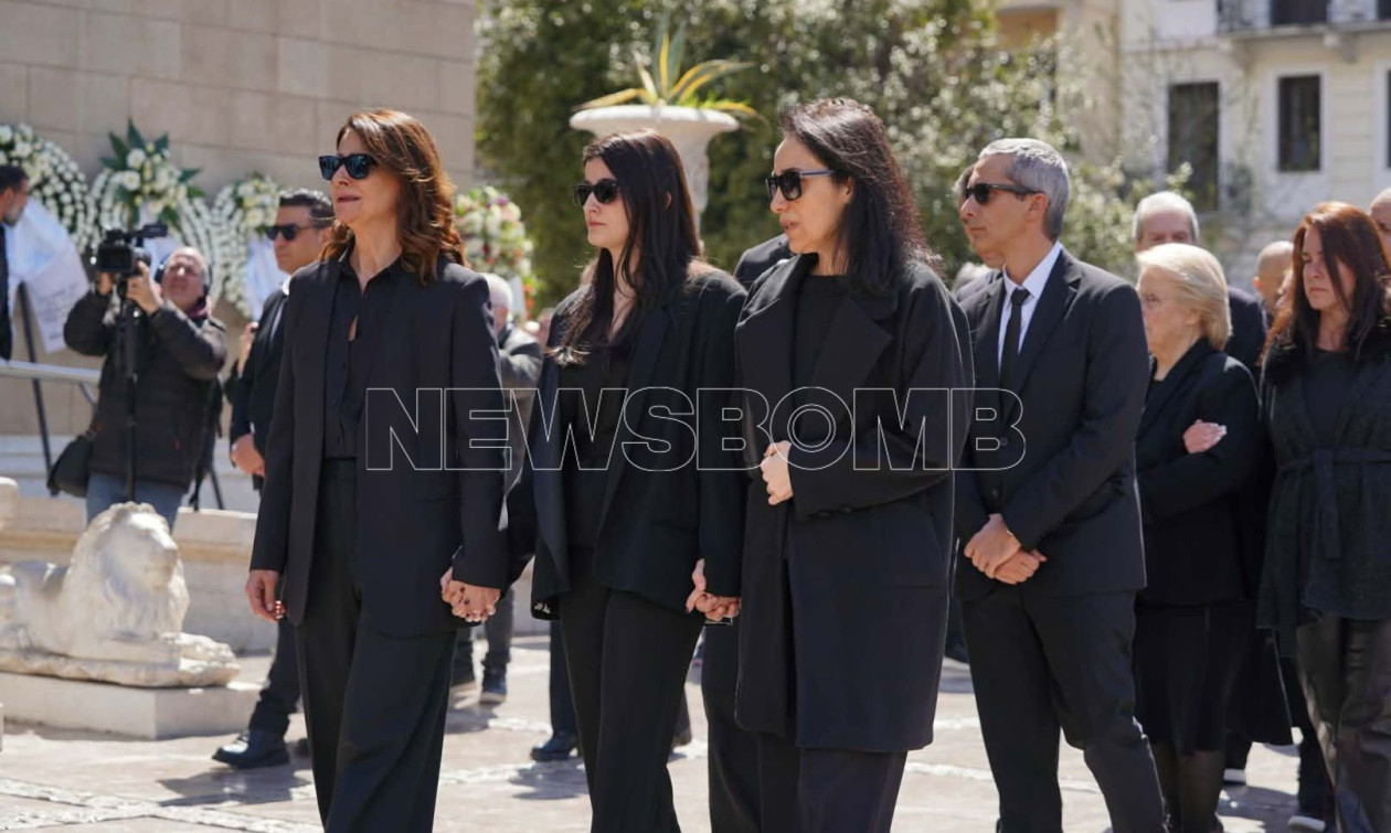 Κηδεία Μαρινέλλας: Σύσσωμος ο πολιτικός και ο καλλιτεχνικός κόσμος στο τελευταίο αντίο