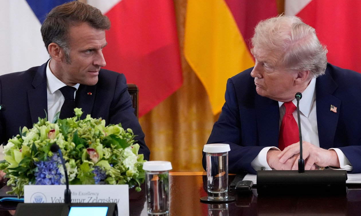 Ο Τραμπ ειρωνεύεται τον Μακρόν: «Η σύζυγός του φέρεται πολύ άσχημα, ακόμη αναρρώνει από το χαστούκι»