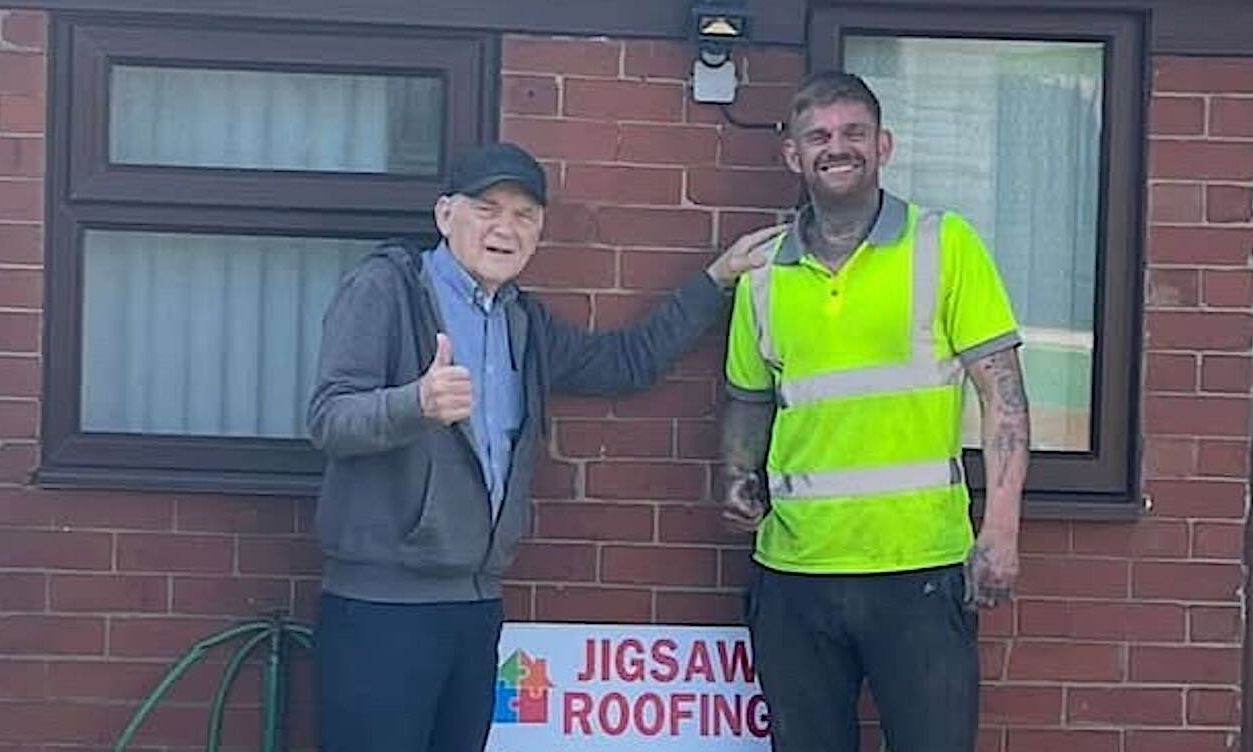 Συγκίνηση στη Βρετανία: Τεχνίτες επισκεύασαν δωρεάν τη στέγη 78χρονου χήρου που εξαπατήθηκε