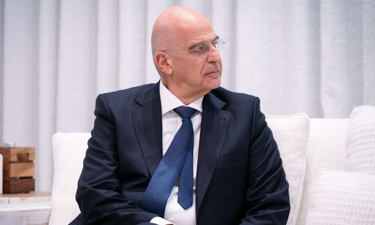 Dendias visits the observation post 126 in Evros