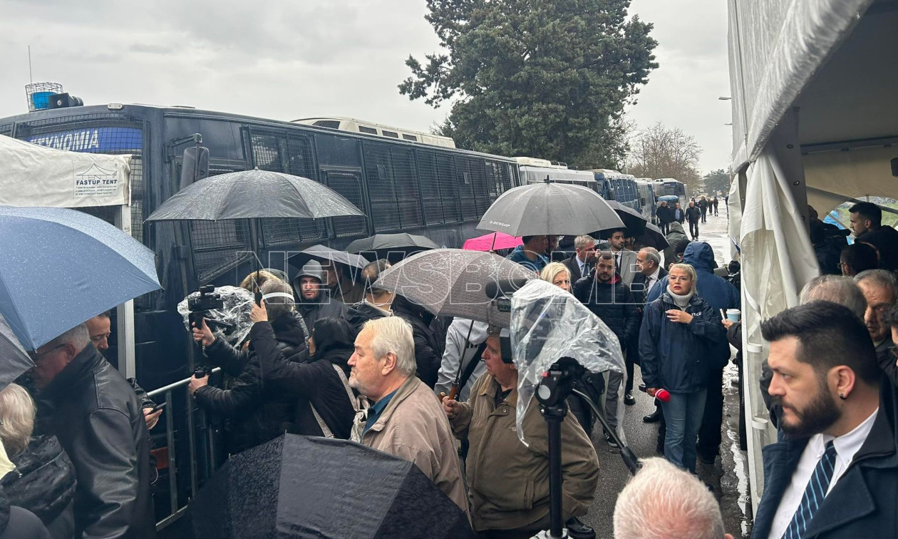 Δίκη για τα Τέμπη: Συνωστισμός στην είσοδο του «Γαιόπολις» - Αυστηρός έλεγχος από την ΕΛΑΣ