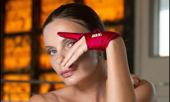 Σάλος στην Ουκρανία για απόφαση Ζελένσκι: Προκλητικό μοντέλο επίτιμη πρόξενος σε hotspot διακοπών