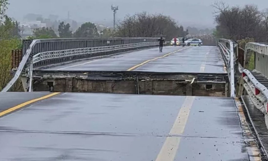 Κύμα κακοκαιρίας και πλημμύρες στην Ιταλία: Κατέρρευσε γέφυρα – Δεκάδες απεγκλωβισμοί