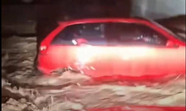 Κακοκαιρία Erminio: Κατέρρευσε γέφυρα στον Πόρο – Παρασύρθηκαν οχήματα και πλημμύρισαν σπίτια