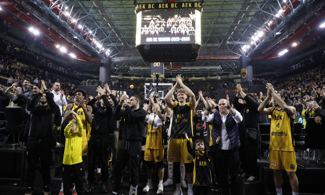 ΑΕΚ: Η ανατροπή, οι πανηγυρισμοί κι η αγκαλιά του Σάκοτα με τον Αγγελόπουλο (βίντεο)