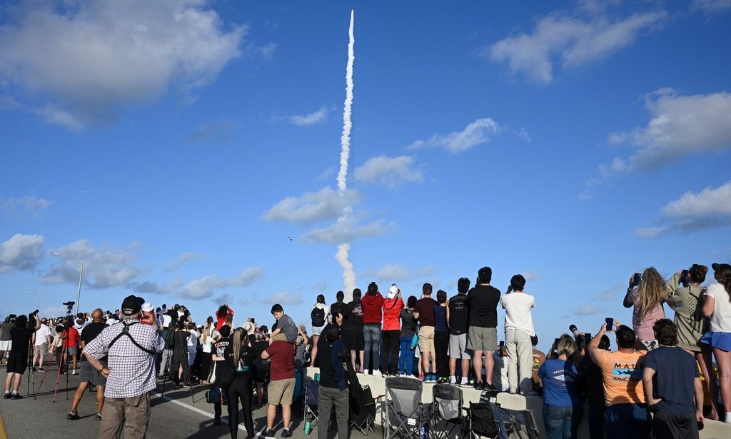 Viral η βρισιά του νεαρού που παρακολούθησε την ιστορική εκτόξευση του Artemis II σε δημοσιογράφο