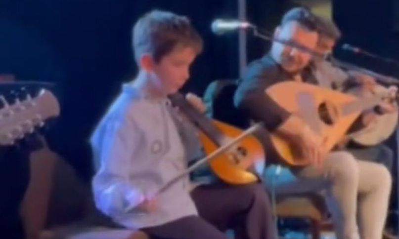 Ο μικρός λυράρης που τρέλανε το Τικ Τοκ