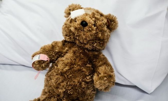 Η «γιατρός λούτρινων αρκούδων» του Βανκούβερ δεν ράβει μόνο παιχνίδια, αλλά και αναμνήσεις